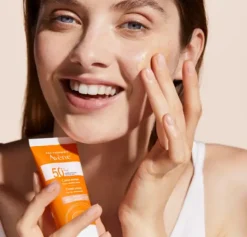 Fluido SPF50+ Con Color, 50 ml. - Avene