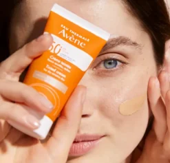 Fluido SPF50+ Con Color, 50 ml. - Avene